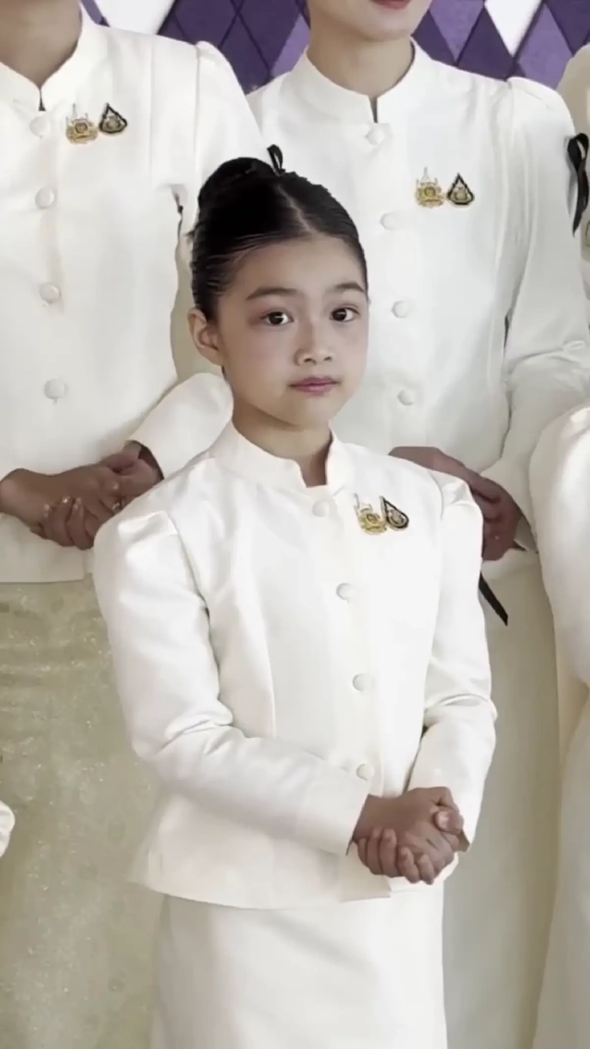 "น้องวีจิ" ลูกสาว "หนุ่ม ศรราม" สวมชุดไทยถอนสายบัวสุดอ่อนช้อย 