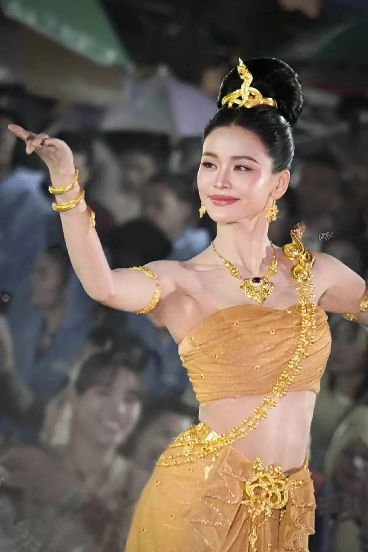 "อิงฟ้า วราหะ" รำบวงสรวงพ่อปู่กลางฝนกระหน่ำ ลั่นประโยคเด็ดทัชใจ
