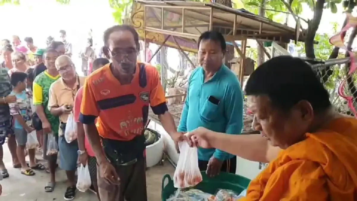 สุขใจทั้งวัด! ชาวบ้านหอบเปลือกไข่ต่อคิวแลกไข่ เซฟเงิน ลดขยะ