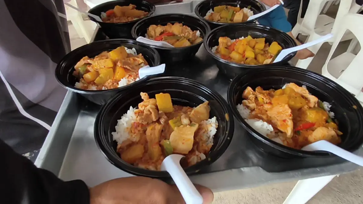 ผู้สูงวัยลุยอุทธรณ์บัตรคนจนอุทัยฯ ร้านดังแจกข้าวฟรี