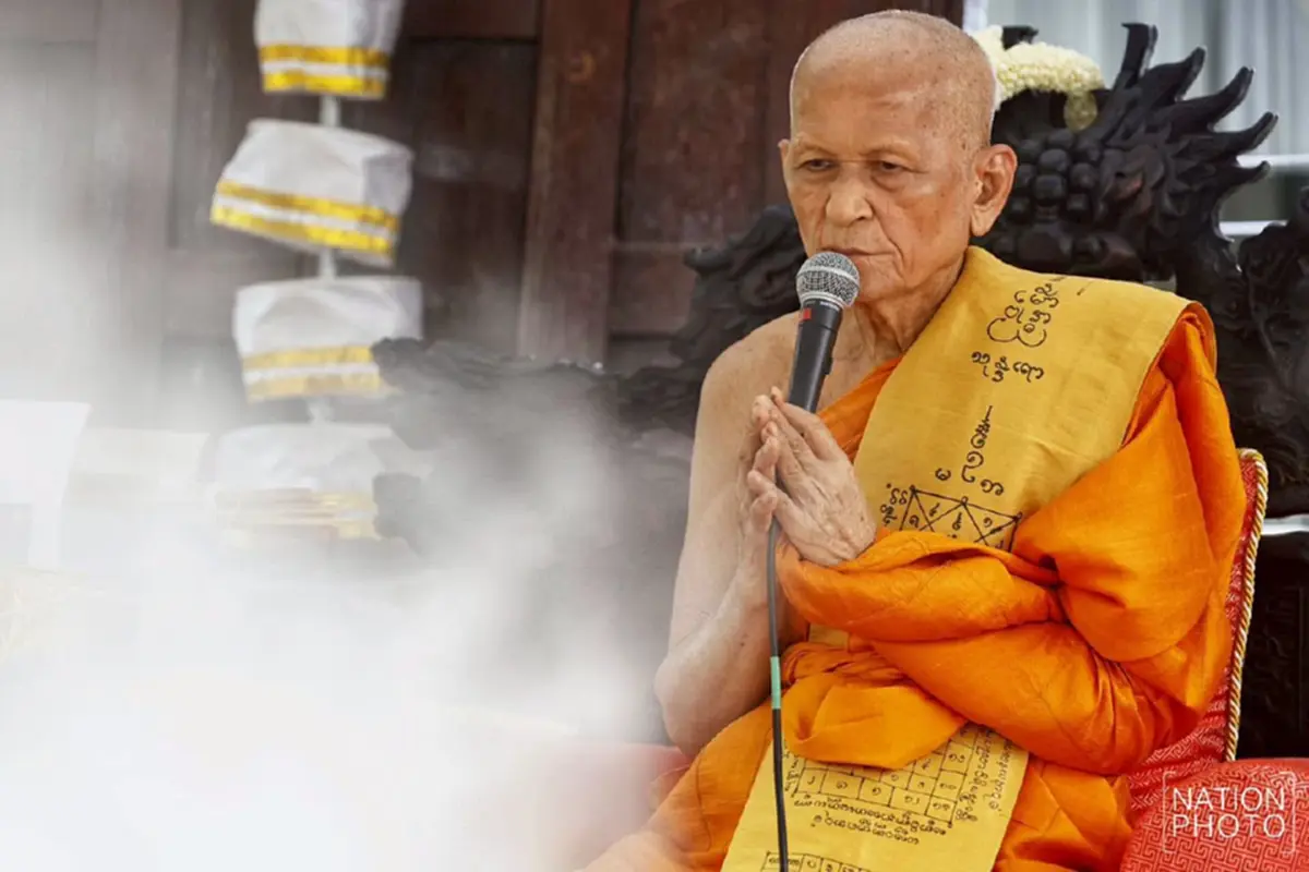 ศรัทธาแน่นวัด! พุทธศาสนิกชนแห่อาบน้ำมนต์โบราณ "สัมพุทเธหงสา"