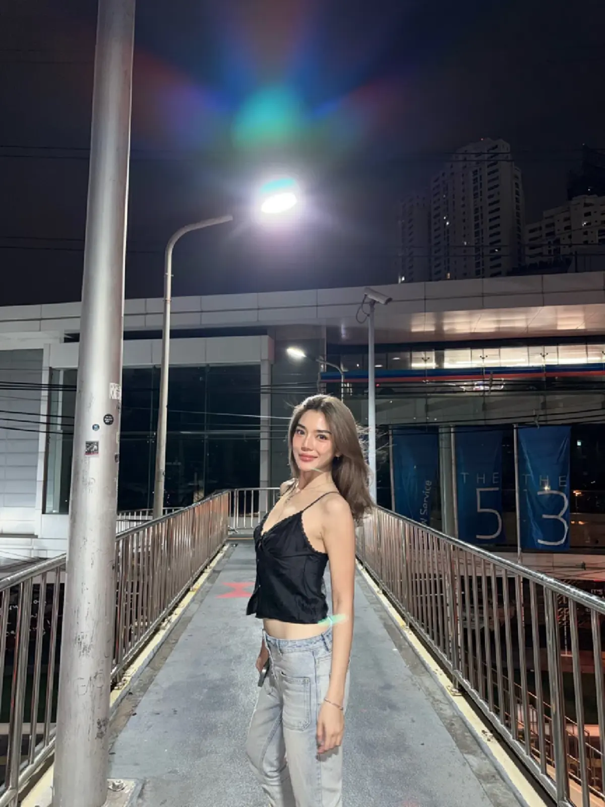 "เลดี้ปราง" สาดออร่ากลางดึก สวยจึ้งจนลืมมองวิวสะพานลอย