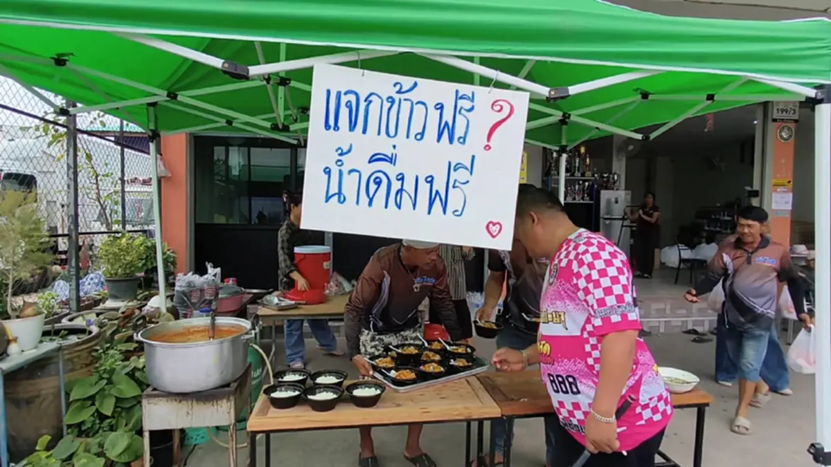 ผู้สูงวัยลุยอุทธรณ์บัตรคนจนอุทัยฯ ร้านดังแจกข้าวฟรี