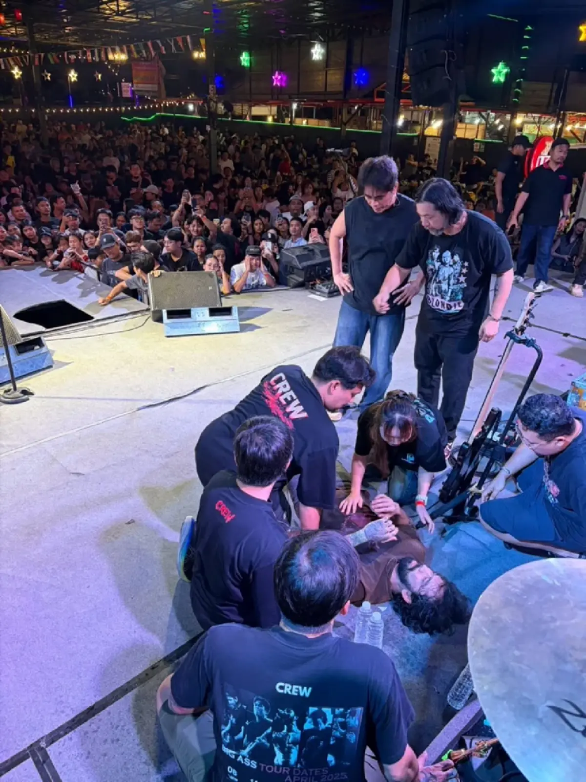เจ๋ง บิ๊กแอส ประสบอุบัติเหตุตกเวทีพื้นทะลุ แฟนคลับเป็นห่วงอาการบาดเจ็บ