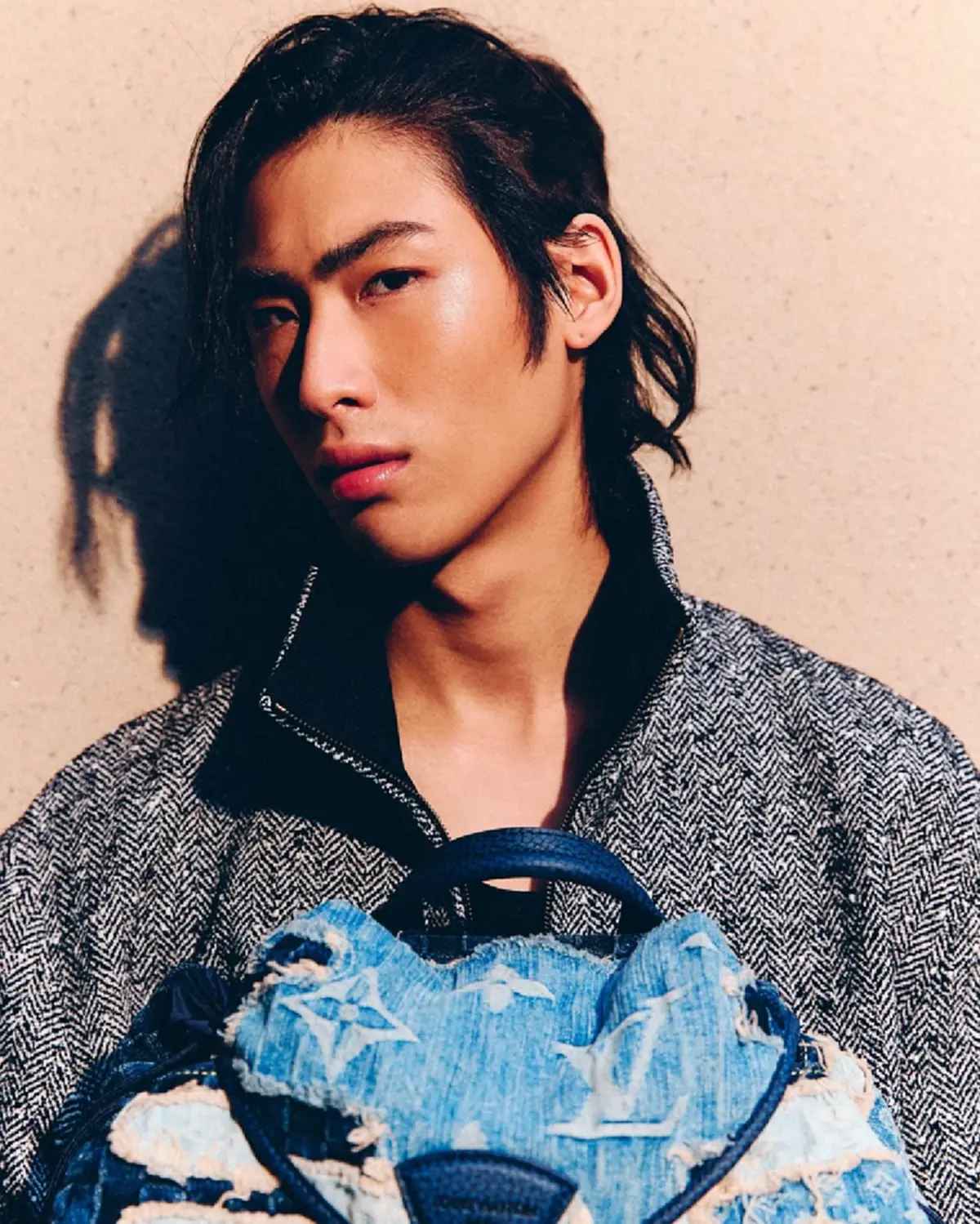 ลูกชายคนเล็ก บินกลับไทยแล้ว เปิดลุคล่าสุด พ่อหนุ่มผมยาวสุดติสท์