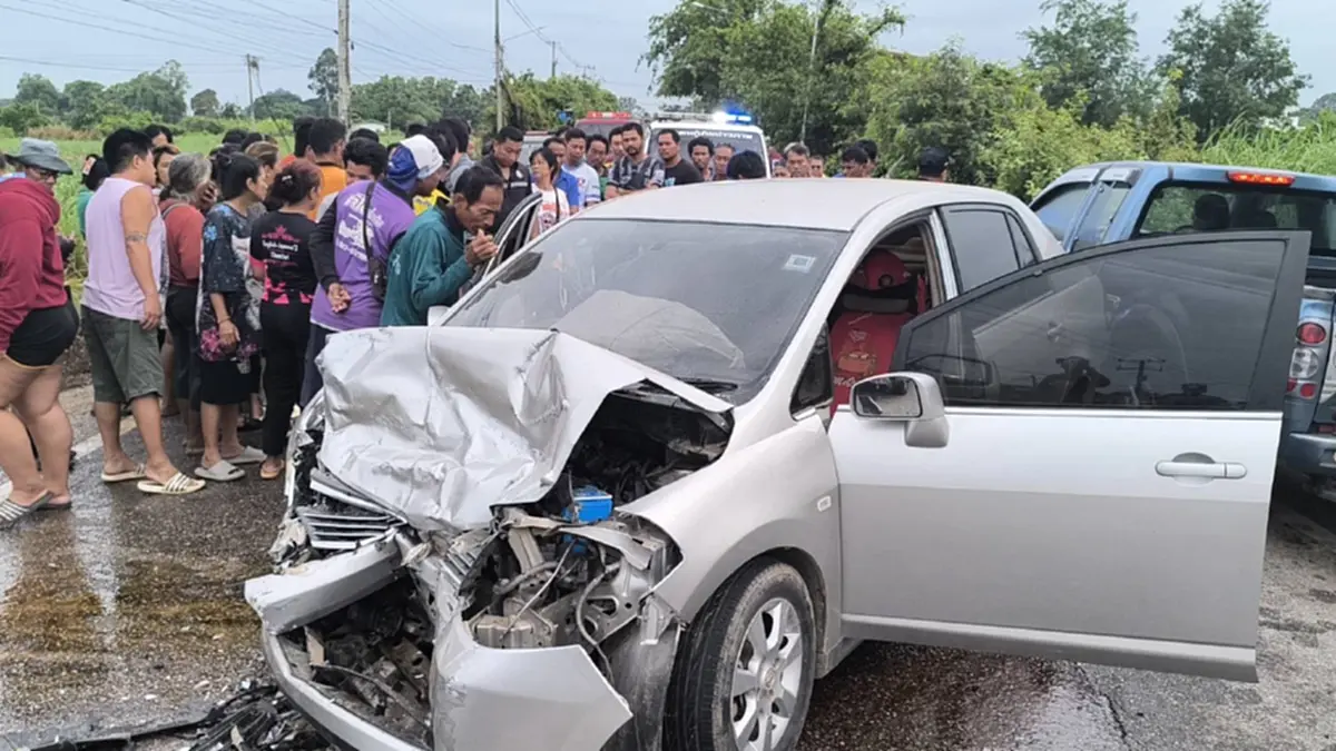 สลดพิษณุโลก! เก๋งชนประสานงารถตู้นักเรียน อดีตผญบ.ดับ