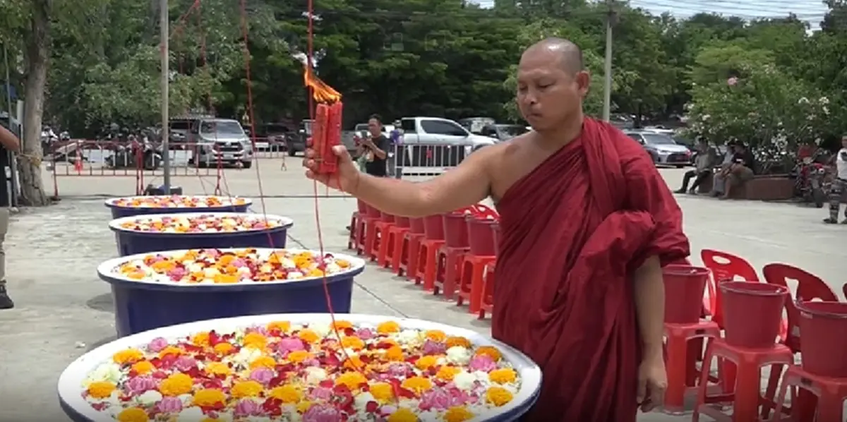 ฮือฮาทั้งวัด! พระอาทิตย์ทรงกลดกลางพิธี คอหวยแห่ส่องเลขทันที