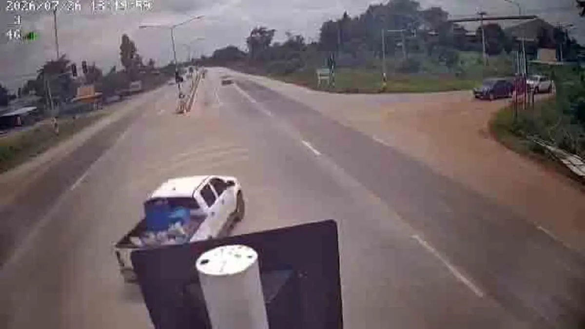 ชนสนั่นสระแก้ว! กระบะรีบเลี้ยวขวา ชนทางตรงพังยับ อ้างดูไฟผิด