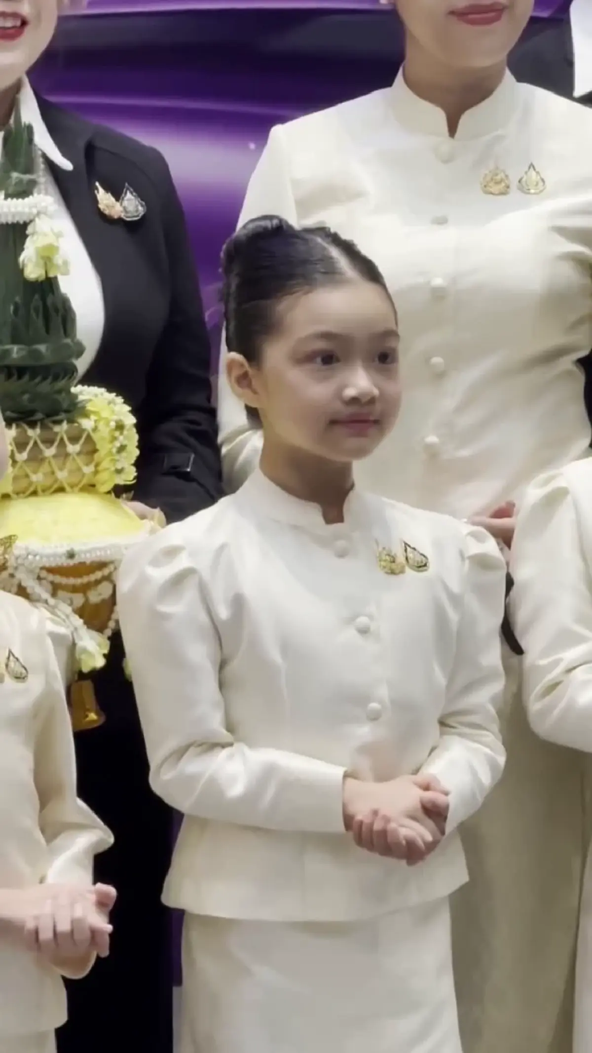 "น้องวีจิ" ลูกสาว "หนุ่ม ศรราม" สวมชุดไทยถอนสายบัวสุดอ่อนช้อย 