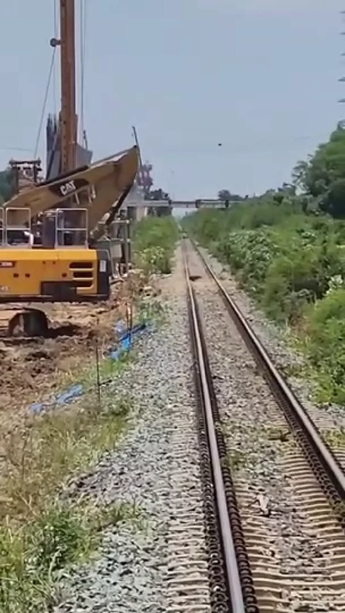 หวิดวินาศภัย! รถไฟเบรกชะลอแบ็คโฮเหวี่ยงแขนใกล้รางสระบุรี