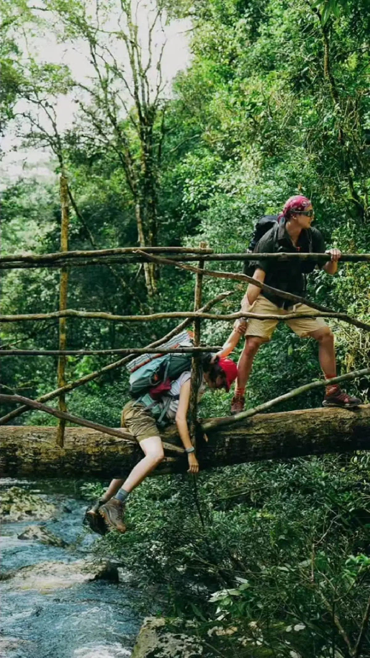 หมดสภาพนางเอก  "แซมมี่ เคาวเวลล์" ทิ้งตัวลงพื้นกลางป่า