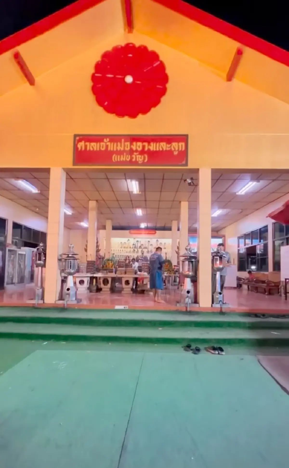 บอล เชิญยิ้ม ไหว้ขอพรศาลเจ้าแม่งูจงอาง ล้วงไหจับเลขถึงกับฮือฮา