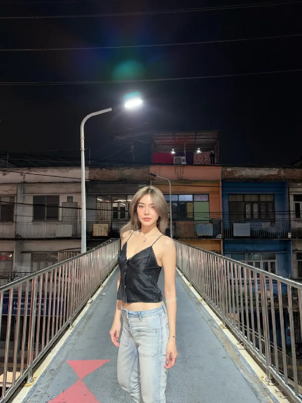 "เลดี้ปราง" สาดออร่ากลางดึก สวยจึ้งจนลืมมองวิวสะพานลอย