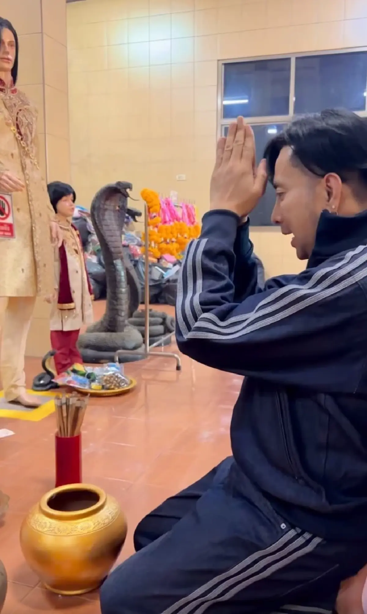 บอล เชิญยิ้ม ไหว้ขอพรศาลเจ้าแม่งูจงอาง ล้วงไหจับเลขถึงกับฮือฮา