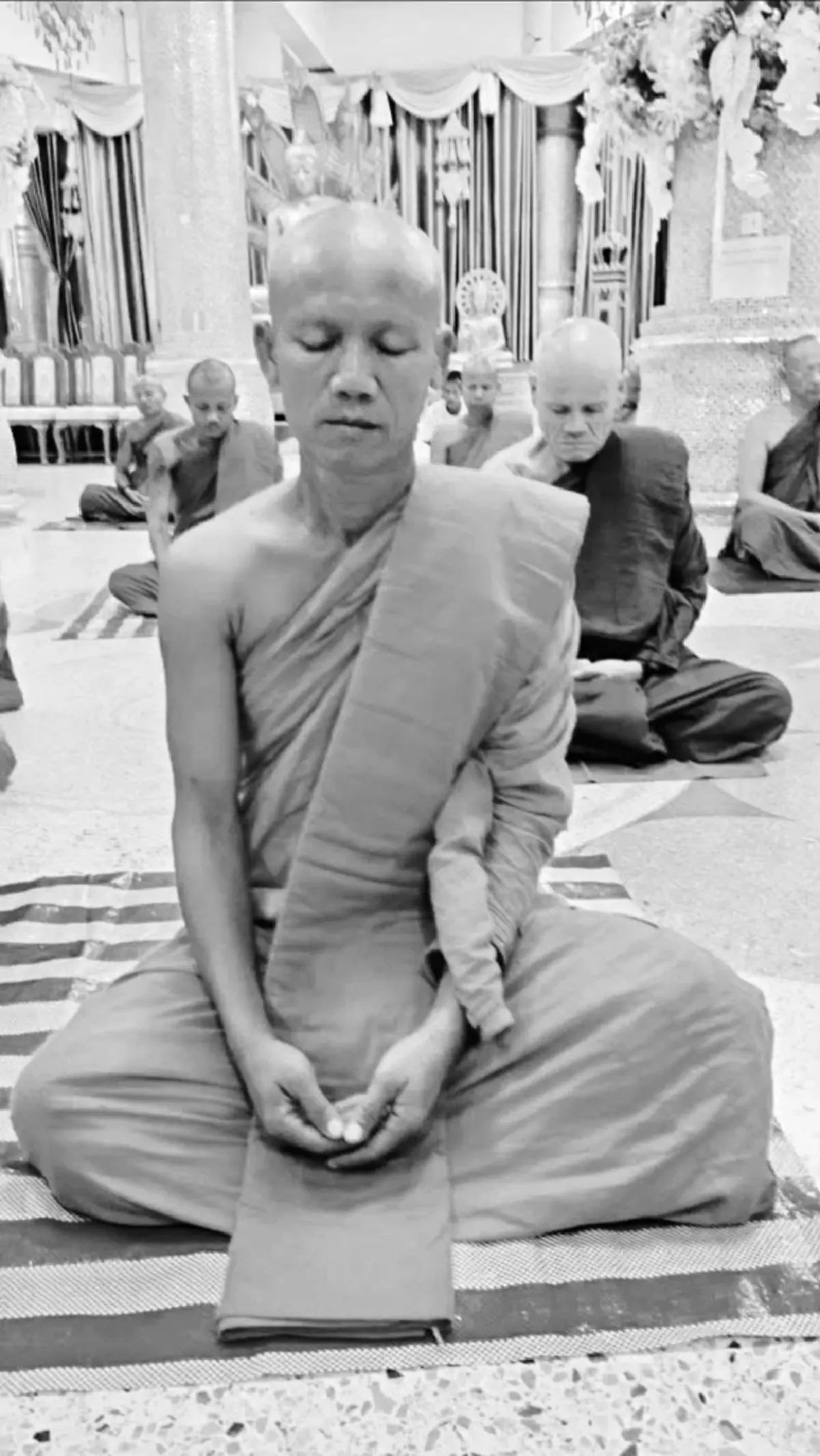 สุดเศร้า นักร้องดัง บินด่วนรอรับร่างพ่อ 1 ในพระธุดงค์ที่มรณภาพ