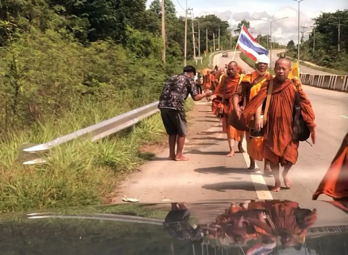 หนุ่มใจบุญ เผยคลิปถวายน้ำพระธุดงค์ ก่อนเกิดเหตุสลด ชาวเน็ตอาลัย