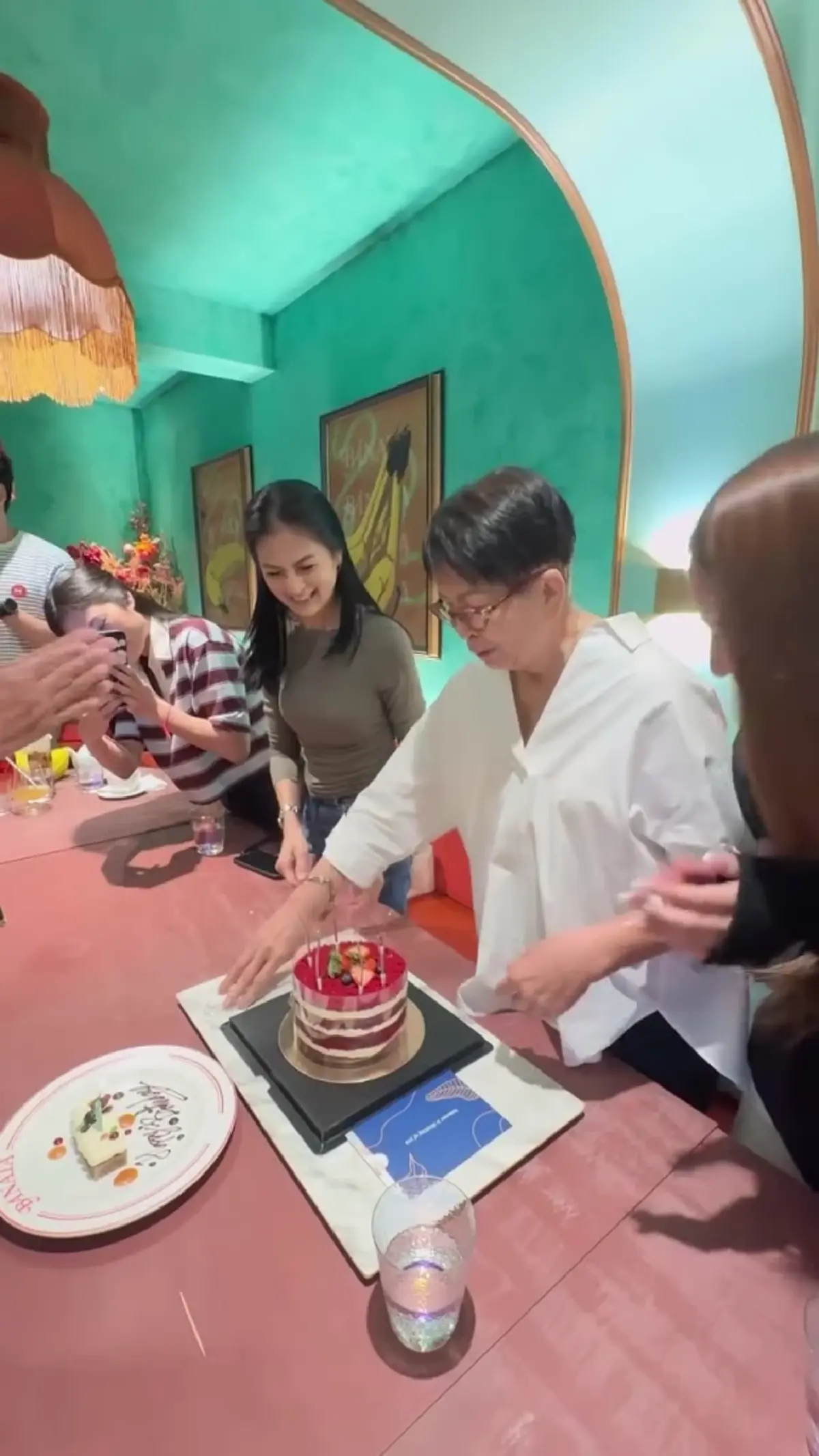 "พีท ทองเจือ" ยกบ้านแท็กทีมลูกหลาน ฉลองวันเกิดคุณแม่วัย 80 ปี