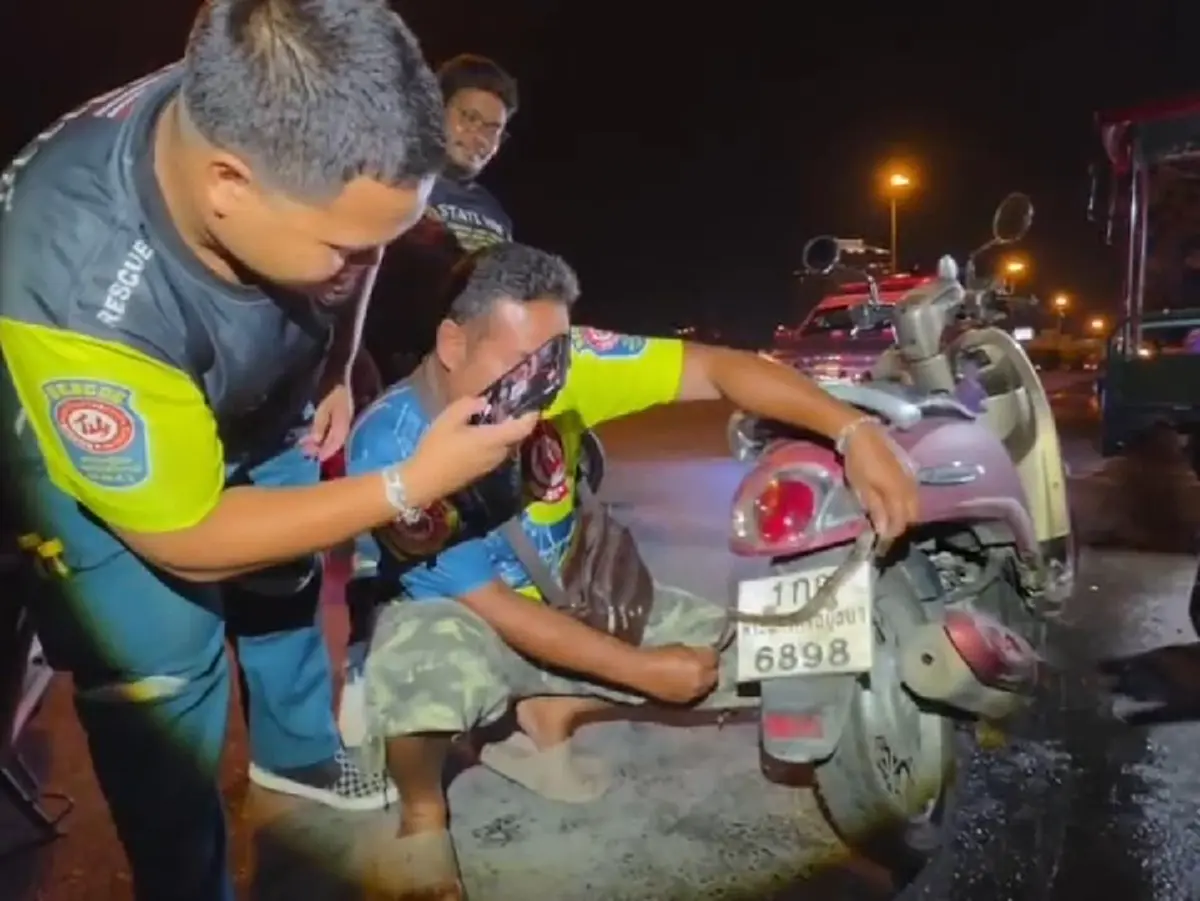 หนุ่มนักฟุตบอลผวา ลูกงูเหลือมซุกช่องหน้ารถ แห่ส่องเลขทะเบียนสวย