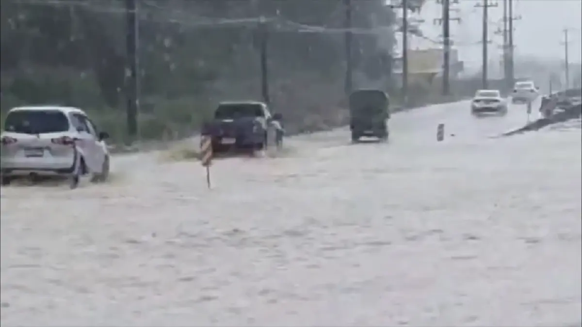 ฝนถล่มระยองหนักสุดในรอบปี! น้ำท่วมสุขุมวิท การจราจรติดขัดหนัก