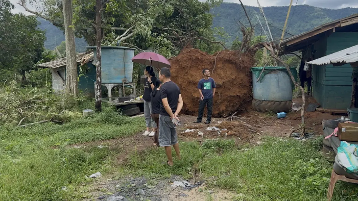 พายุถล่มตราด! ต้นไม้โค่นทับฐาน ตชด.พังยับ จนท.ปลอดภัย