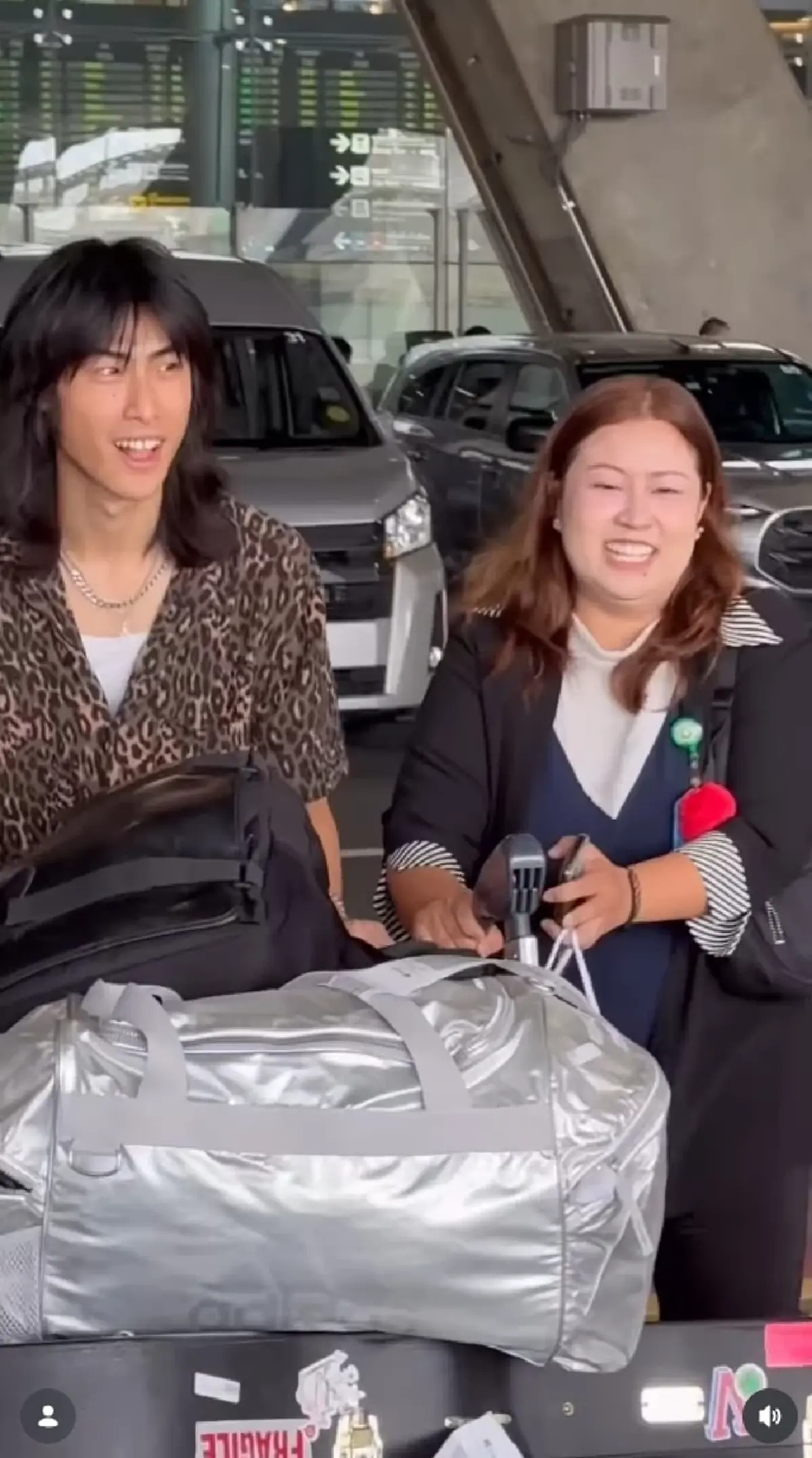 ลูกชายคนเล็ก บินกลับไทยแล้ว เปิดลุคล่าสุด พ่อหนุ่มผมยาวสุดติสท์