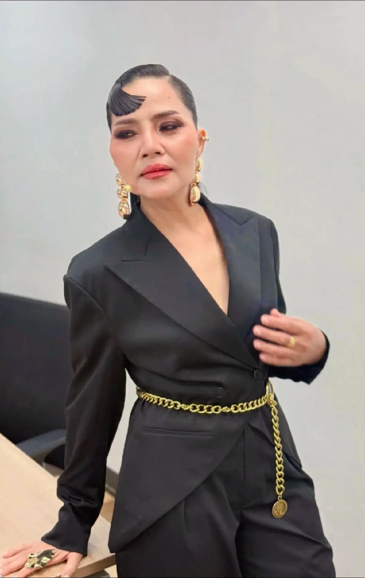 แห่ห่วง นักร้องดัง "สุนารี ราชสีมา" แอดมิทด่วน ยกเลิกงานกะทันหัน