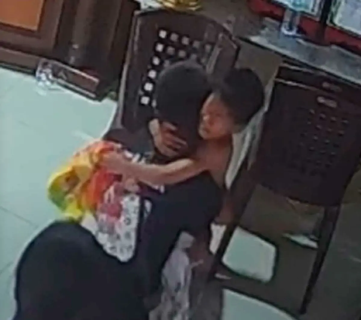 น้ำตาซึมทั้งโซเชียล สาวหยุดรถช่วย พ่อเดินเท้าหวังได้กอดลูกชาย