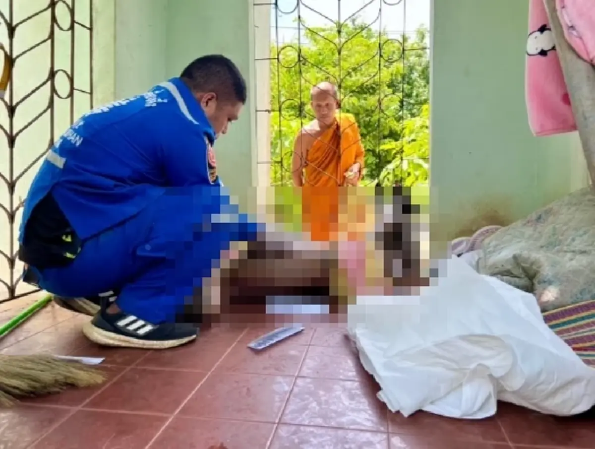 พระให้อาหารเช้าตามปกติ สิ่งที่พบใต้หอระฆัง ทำทั้งวัดสะเทือนใจ