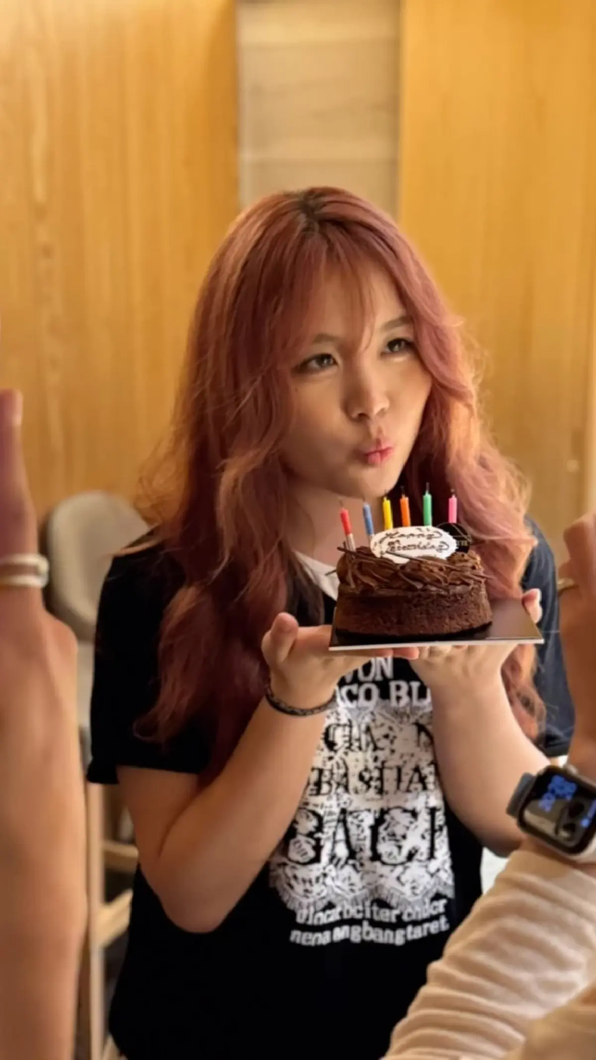 "น้องนกยูง" ลูกสาว "เสนาลิง" อายุครบ 18 ปี สวยใสออร่าพุ่ง