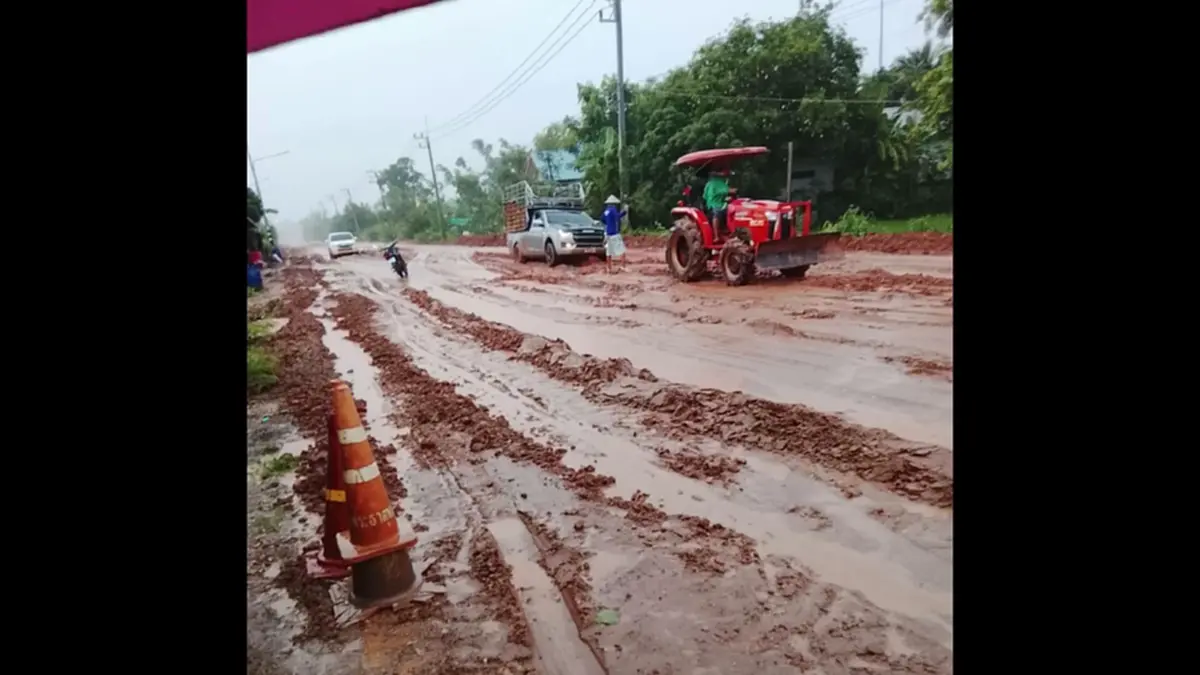 ชาวบ้านสุดทน! รื้อผิวถนน 2 เลนเจอฝนตกกลายเป็นโคลนติดหล่มยกสาย 
