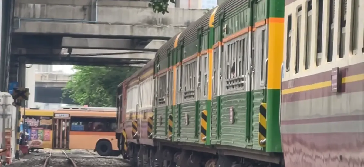 โดนแล้ว คนขับรถเมล์สาย 204 จอดคร่อมราง ขณะรถไฟกำลังขับผ่าน