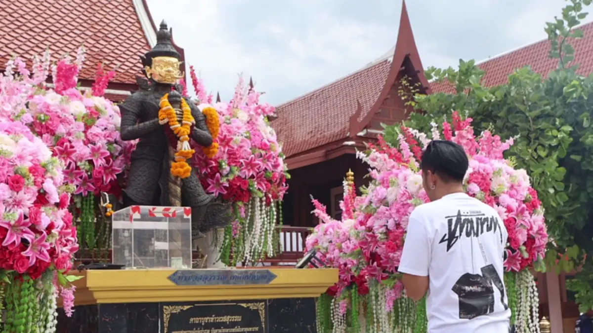 บอล เชิญยิ้ม ขอพรท้าวเวสสุวรรณ ก่อนจุดธูปเสี่ยงทายลุ้นโชค