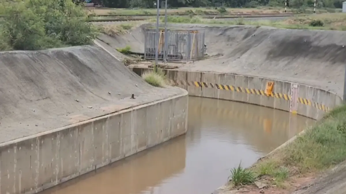 ท่วมซ้ำซาก! ทางลอดรถไฟทางคู่โคราชท่วมขัง ชาวบ้านเดือดร้อน