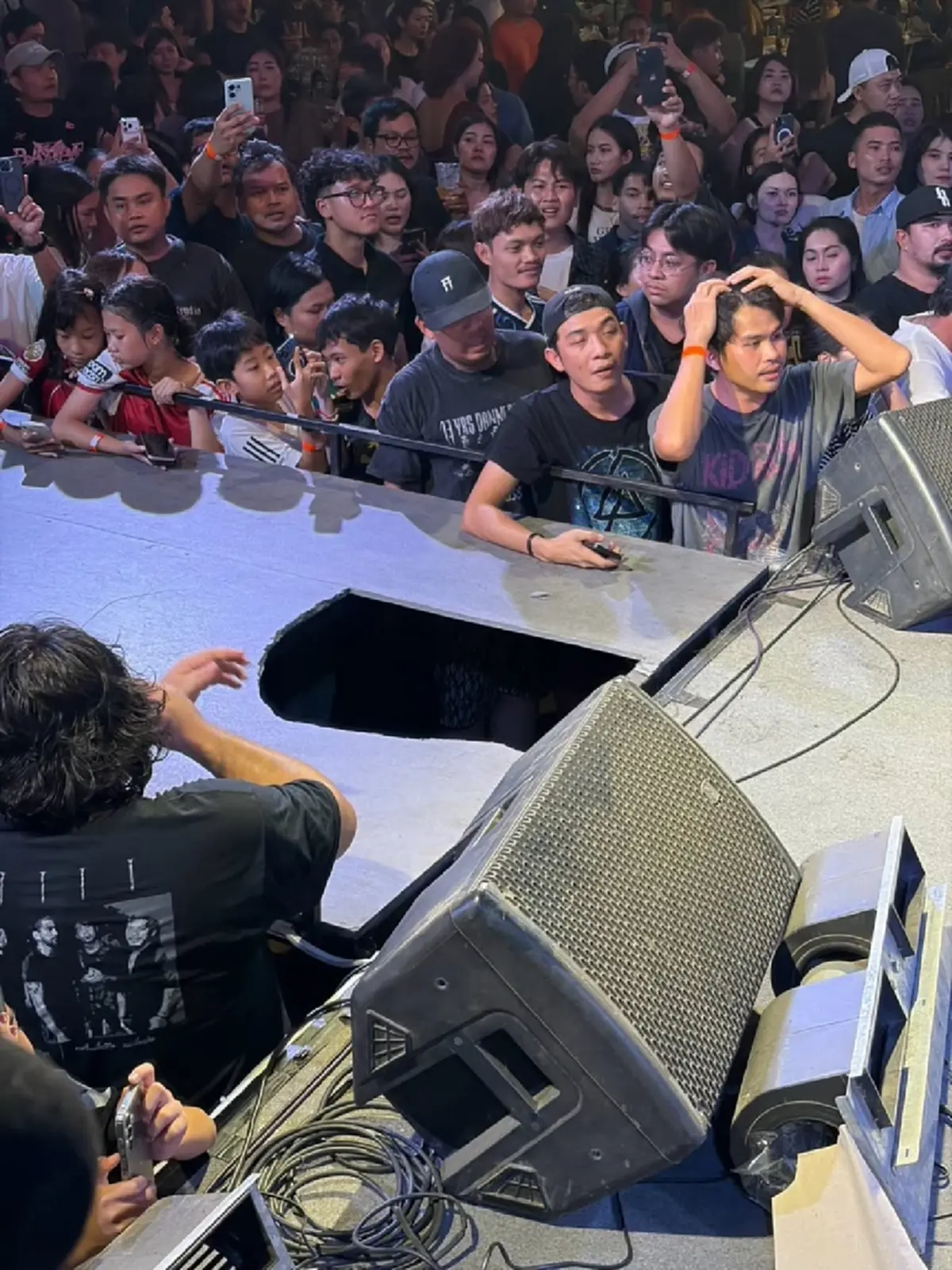 เจ๋ง บิ๊กแอส ประสบอุบัติเหตุตกเวทีพื้นทะลุ แฟนคลับเป็นห่วงอาการบาดเจ็บ