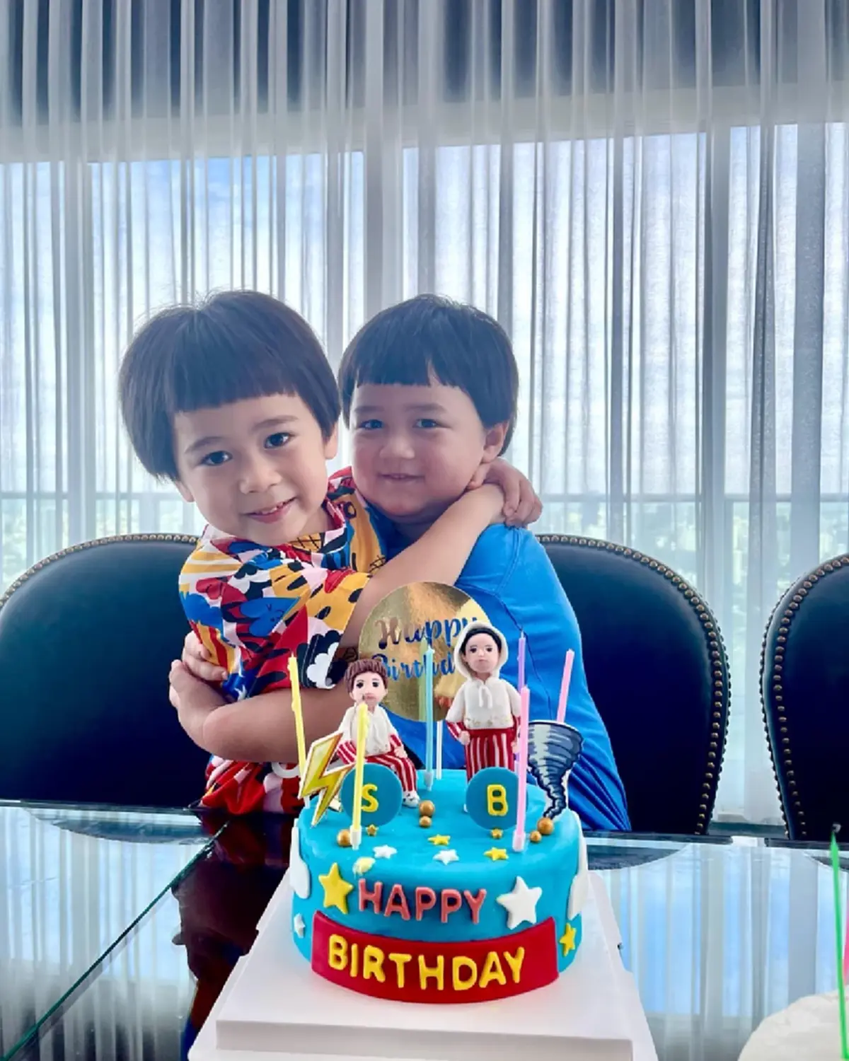 พัฒนาการความหล่อ "น้องพายุ" ลูกแม่ชมพู่ อารยา ในวัย 8 ขวบ