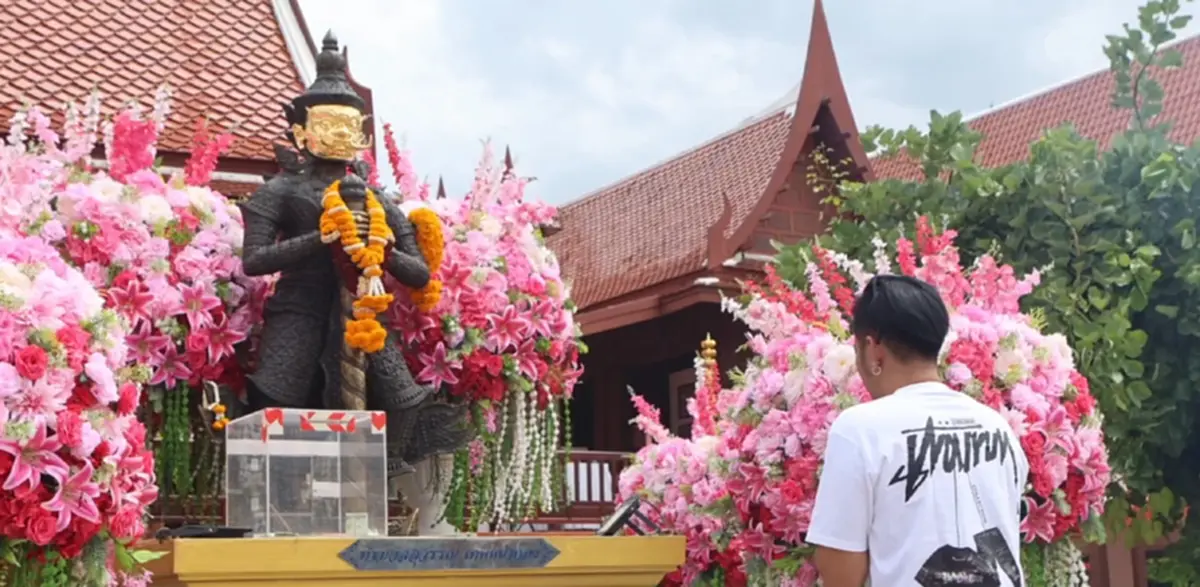 บอล เชิญยิ้ม กราบขอพรท้าวเวสสุวรรณหน้าทองคำ จุดธูปมงคล ได้เลขสวย
