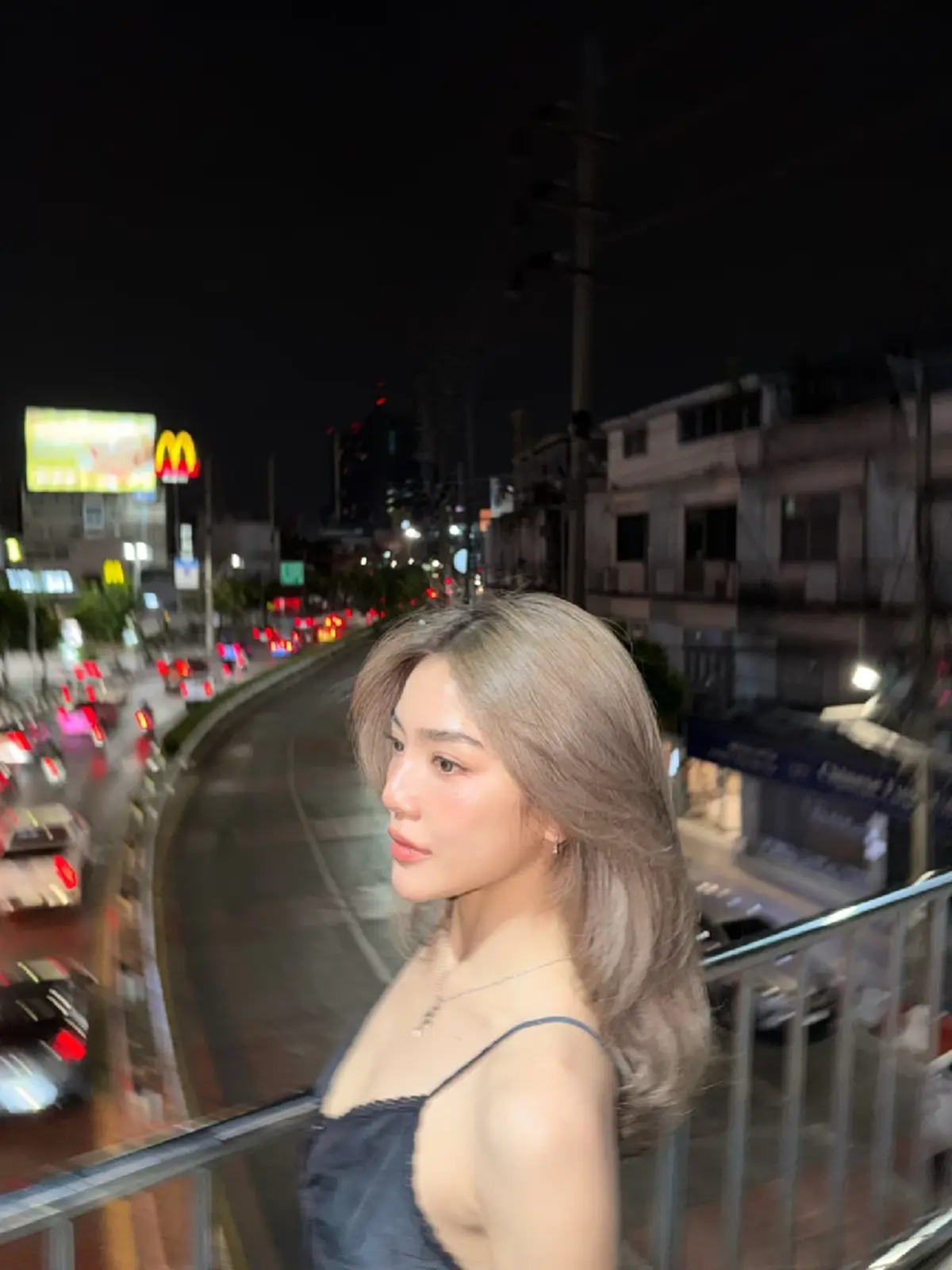 "เลดี้ปราง" สาดออร่ากลางดึก สวยจึ้งจนลืมมองวิวสะพานลอย