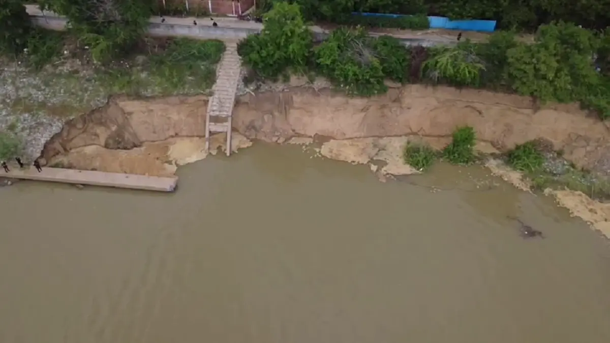 เขื่อนเรียงหินถล่มยาว 300 เมตร ชาวบ้านตัดเชือกลากแพหนีตาย