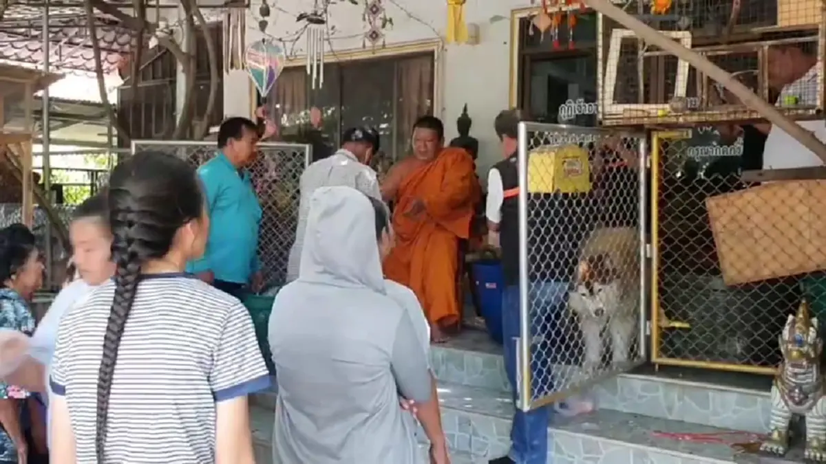 สุขใจทั้งวัด! ชาวบ้านหอบเปลือกไข่ต่อคิวแลกไข่ เซฟเงิน ลดขยะ