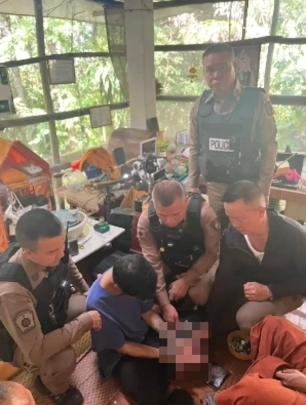 ชาวบ้านสุดทนแจ้งตำรวจ! บุกค้นกุฎิ เจอพระลูกวัดพร้อมยาบ้าคาตัว