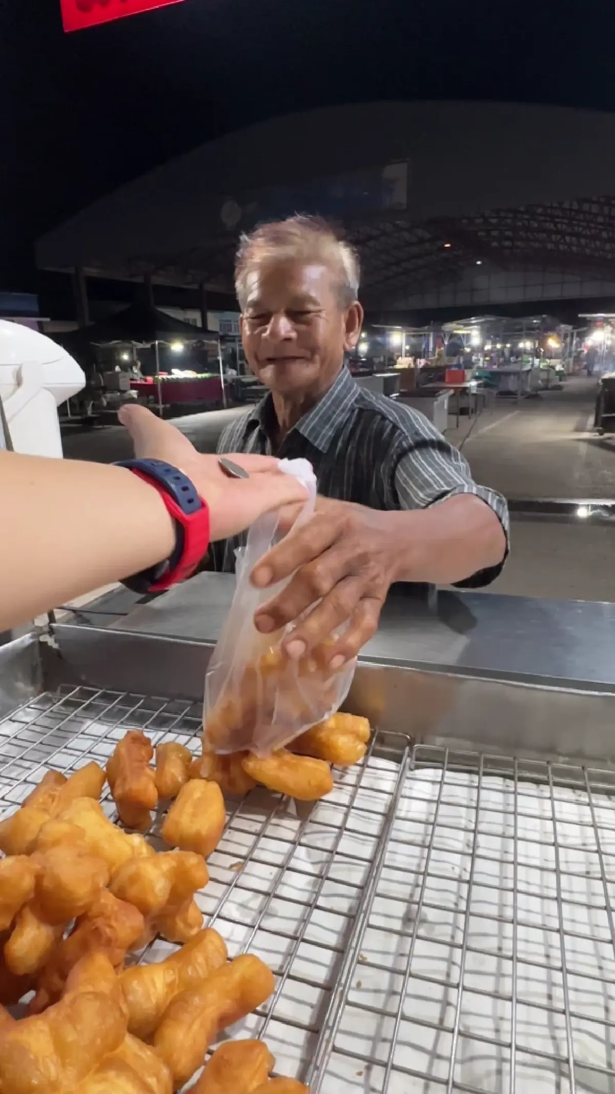 ไฟยังไม่เปิดก็มาแล้ว ลูกค้าประจำนั่งรอเกือบครึ่งชั่วโมง