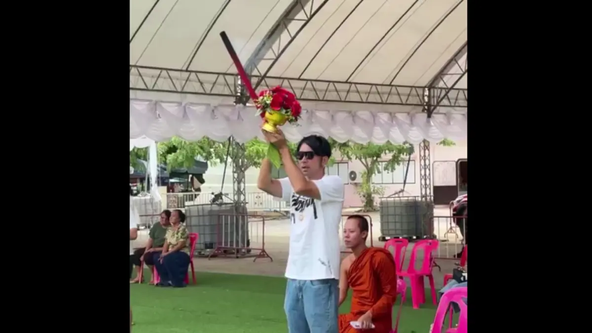 บอล เชิญยิ้ม ขอพรท้าวเวสสุวรรณ ก่อนจุดธูปเสี่ยงทายลุ้นโชค
