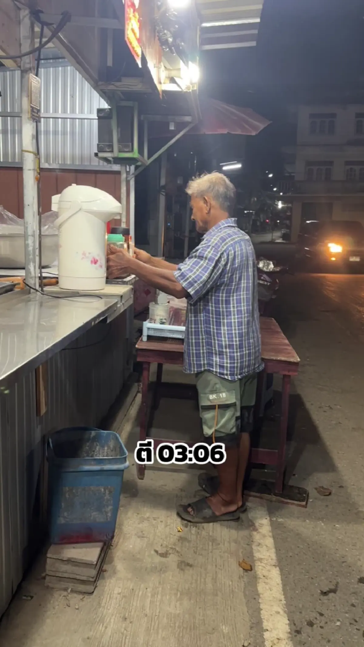 ไฟยังไม่เปิดก็มาแล้ว ลูกค้าประจำนั่งรอเกือบครึ่งชั่วโมง