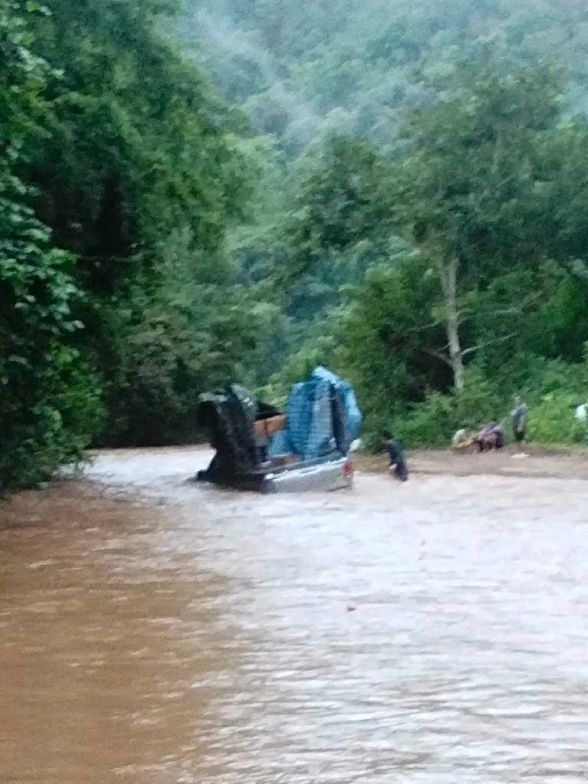 น้ำป่าทะลักแม่สะเรียง ซัดรถบรรทุกดับกลางห้วย หนีตายวุ่น