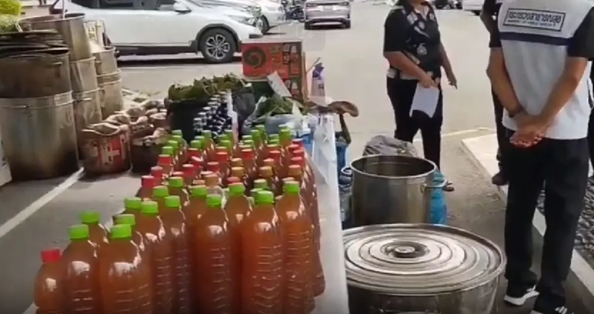 บุกทลายแหล่งต้มน้ำกระท่อมกลางเมืองสุรินทร์ รวบวัยรุ่น 4 ราย