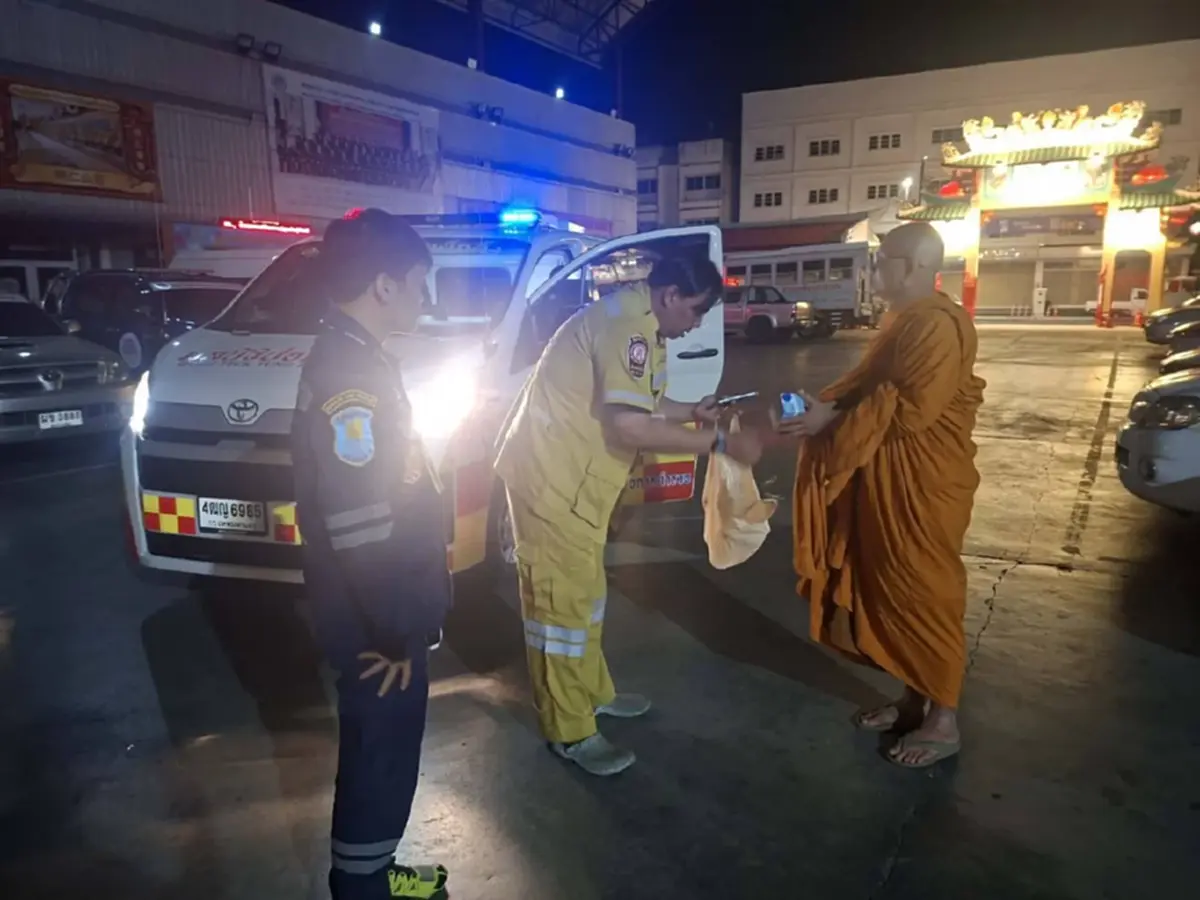 ภาพบีบหัวใจ! กู้ภัยโคราชรับหลวงพ่อเข้ากรุง รับร่างลูกสาว