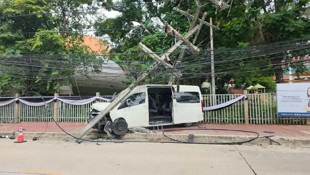 นาทีชีวิตระทึก! รถตู้นักเรียนอัดเสาไฟพังยับ เจ็บระนาว
