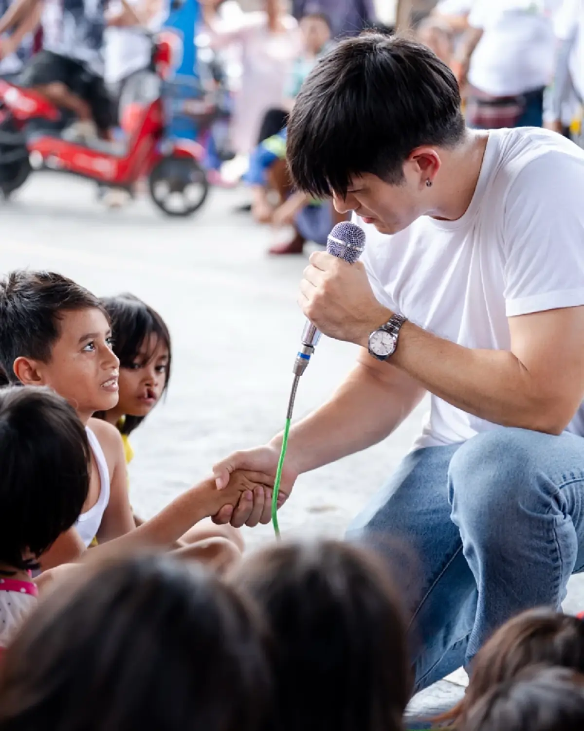 พระเอกหนุ่มหล่อใจดี ร่วมจิตอาสาและมอบรอยยิ้มให้กับน้องๆ