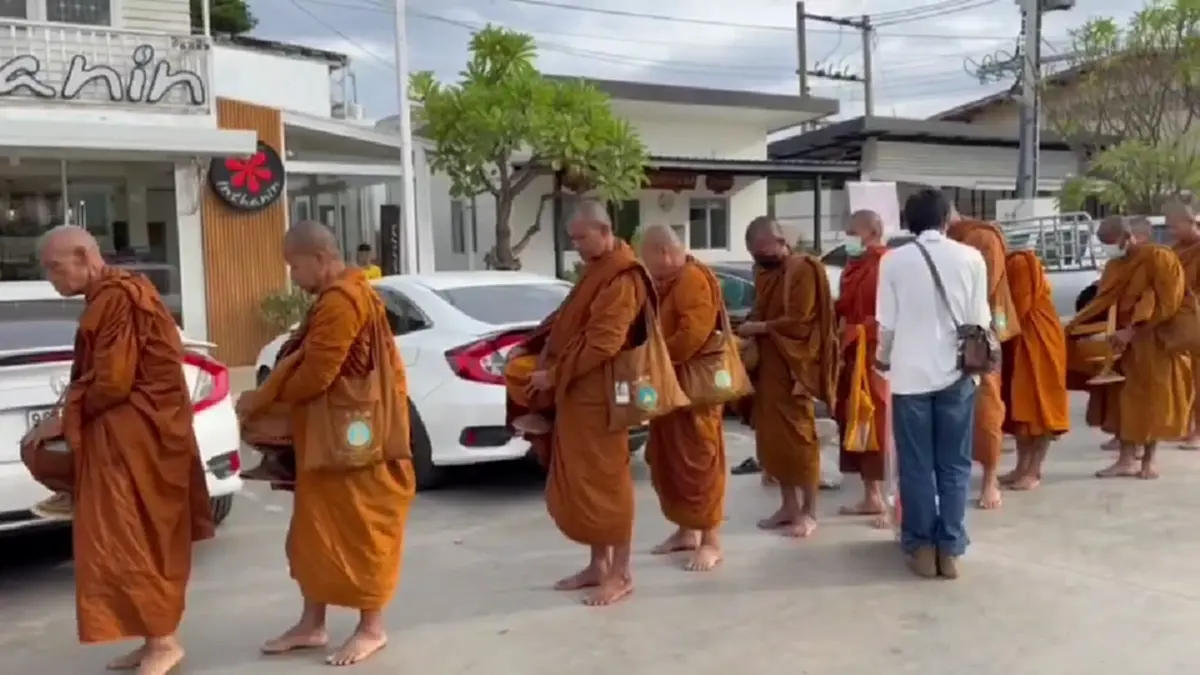 พบพระธุดงค์กว่า 60 รูป เดินผ่านโคราช วอนผู้ใช้ถนนชะลอความเร็ว