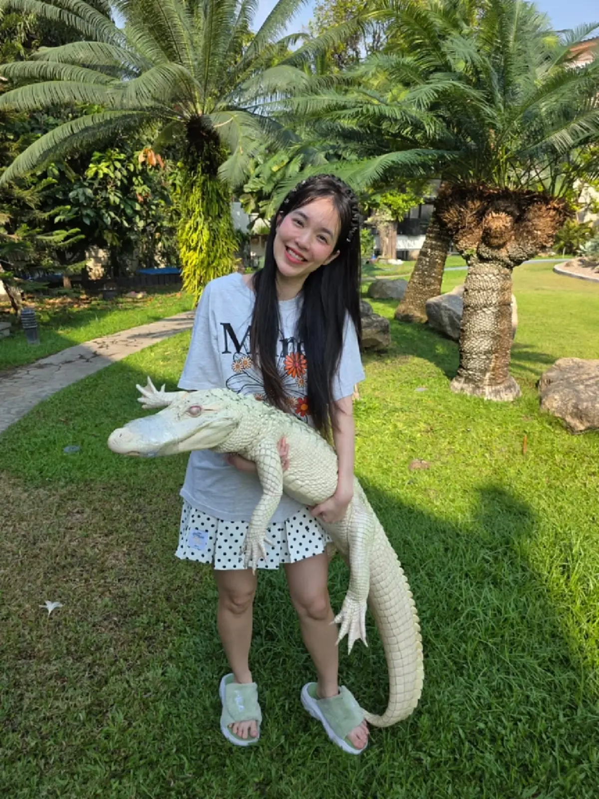 "บัว สโรชา" ถือฤกษ์ดีบวงสรวงคาเฟ่ใหม่  ครอบครัวร่วมยินดี 